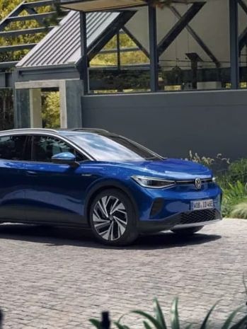 Blauer VW ID.4 hängt an einer Ladestation