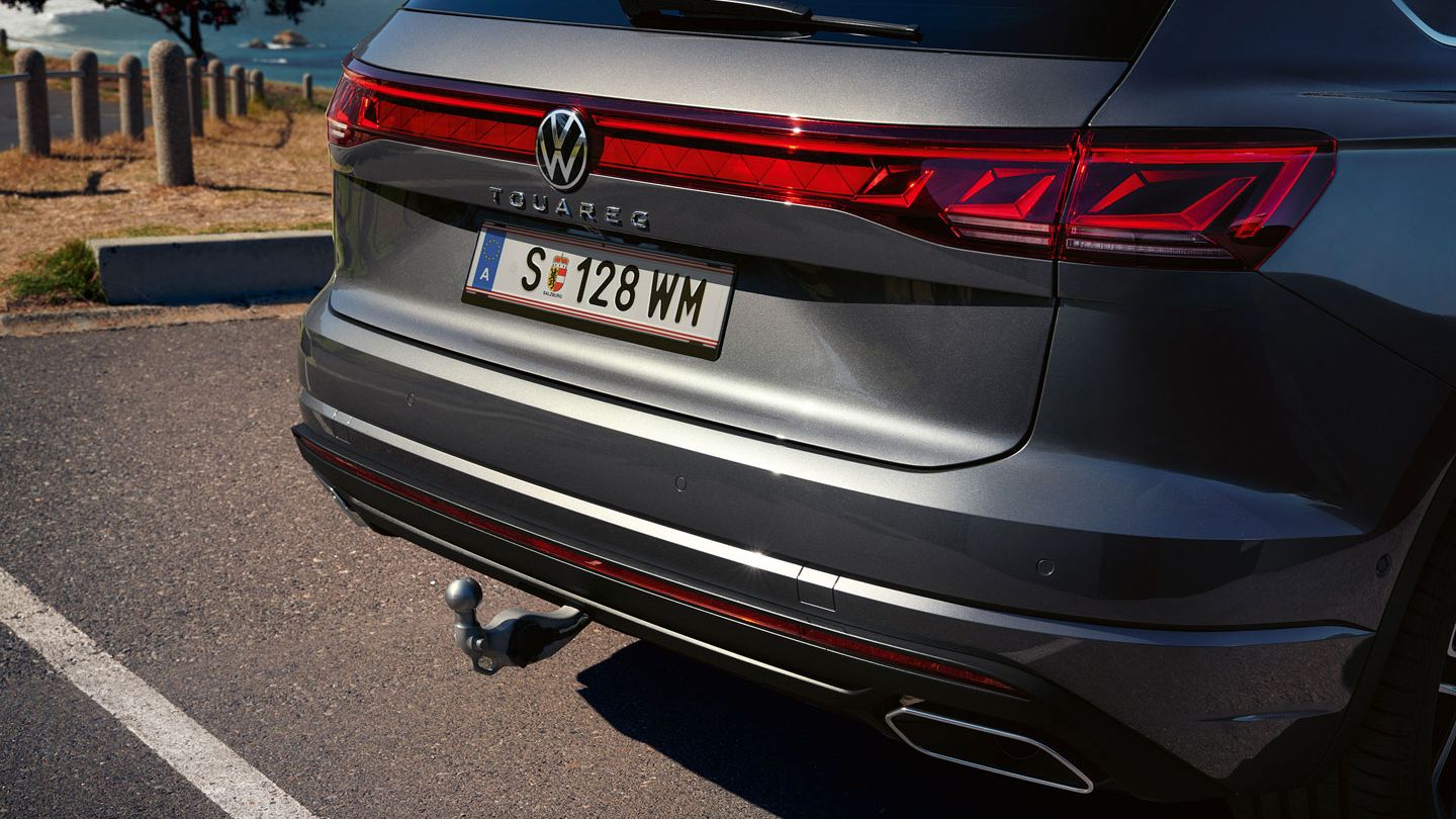 Blick auf die optionale Anhängevorrichtung des VW Touareg Elegance.