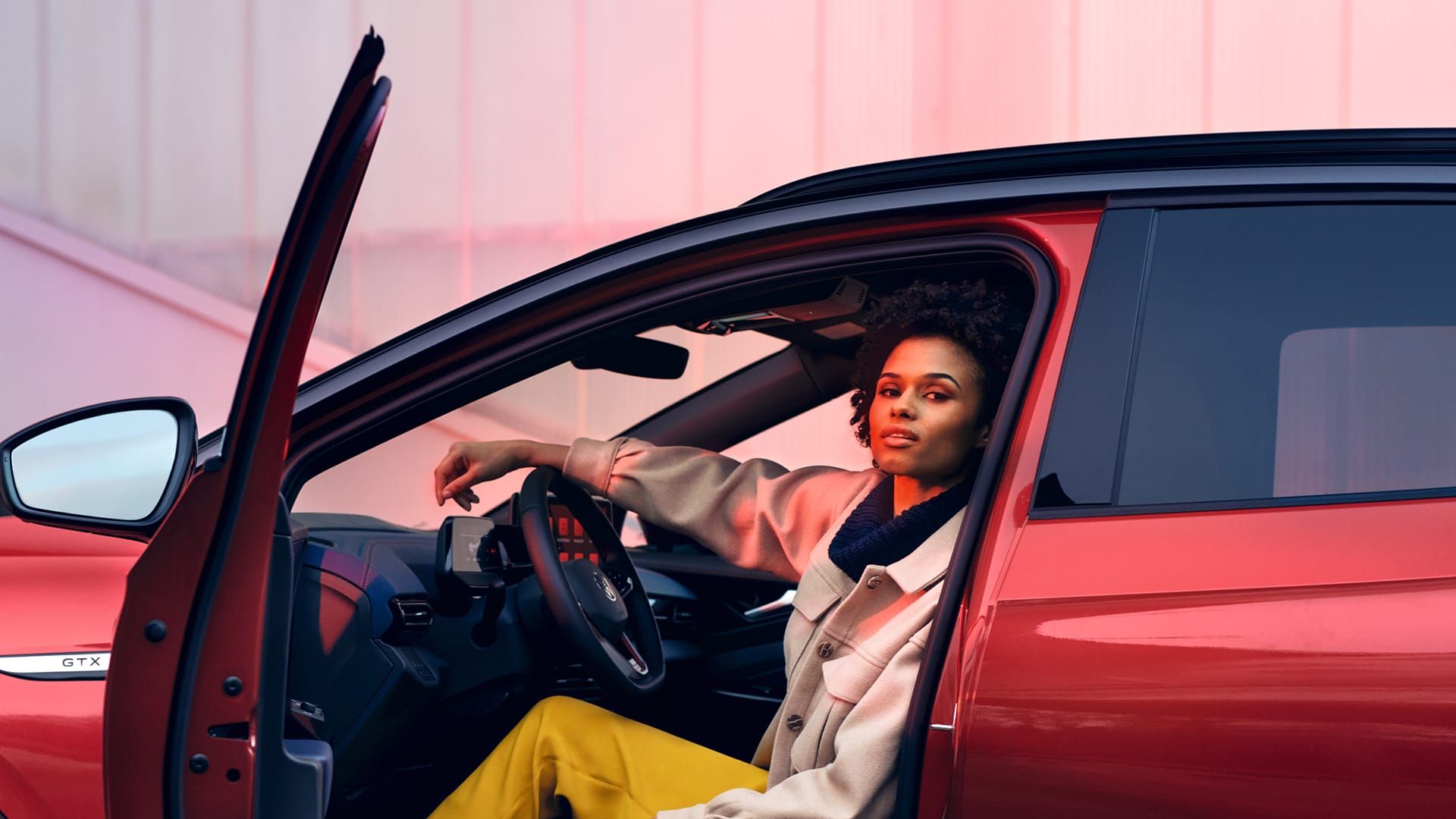 VW ID.4 GTX in Rot von der Seite sichtbar, Fahrertür geöffnet, Frau sitzt lässig auf Fahrersitz	VW ID.4 GTX in Rot von der Seite sichtbar, Fahrertür geöffnet, Frau sitzt lässig auf Fahrersitz Personalisierung in Ihrem ID. 	Personalisierung in Ihrem ID.  Ihr ID. begrüßt Sie persönlich[@DIS_VX67]: Sitzposition, Spiegeleinstellung, Beleuchtung, Wohlfühlklima und Fahrassistenz können in Ihrem Fahrerprofil gespeichert und mit der Anmeldung über Ihre Volkswagen ID in Ihrem ID. aktiviert werden. So bequem kann Elektromobilität sein. 	Ihr ID. begrüßt Sie persönlich[@DIS_VX67]: Sitzposition, Spiegeleinstellung, Beleuchtung, Wohlfühlklima und Fahrassistenz können in Ihrem Fahrerprofil gespeichert und mit der Anmeldung über Ihre Volkswagen ID in Ihrem ID. aktiviert werden. So bequem kann Elektromobilität sein. 