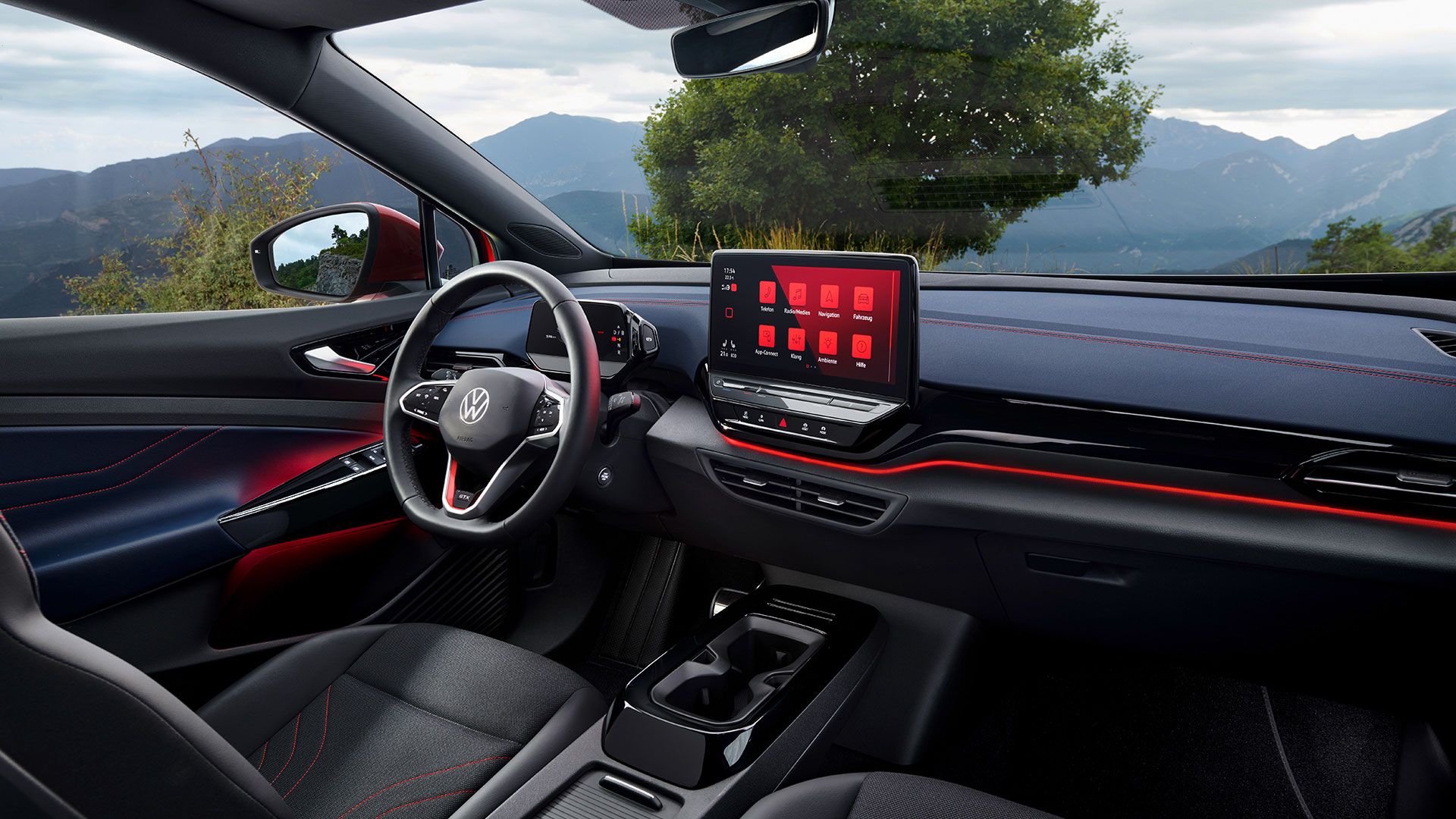 Innenraum von einem roten VW ID.5 GTX. Blick auf Lenkrad, Display, Sitze und Armaturen.