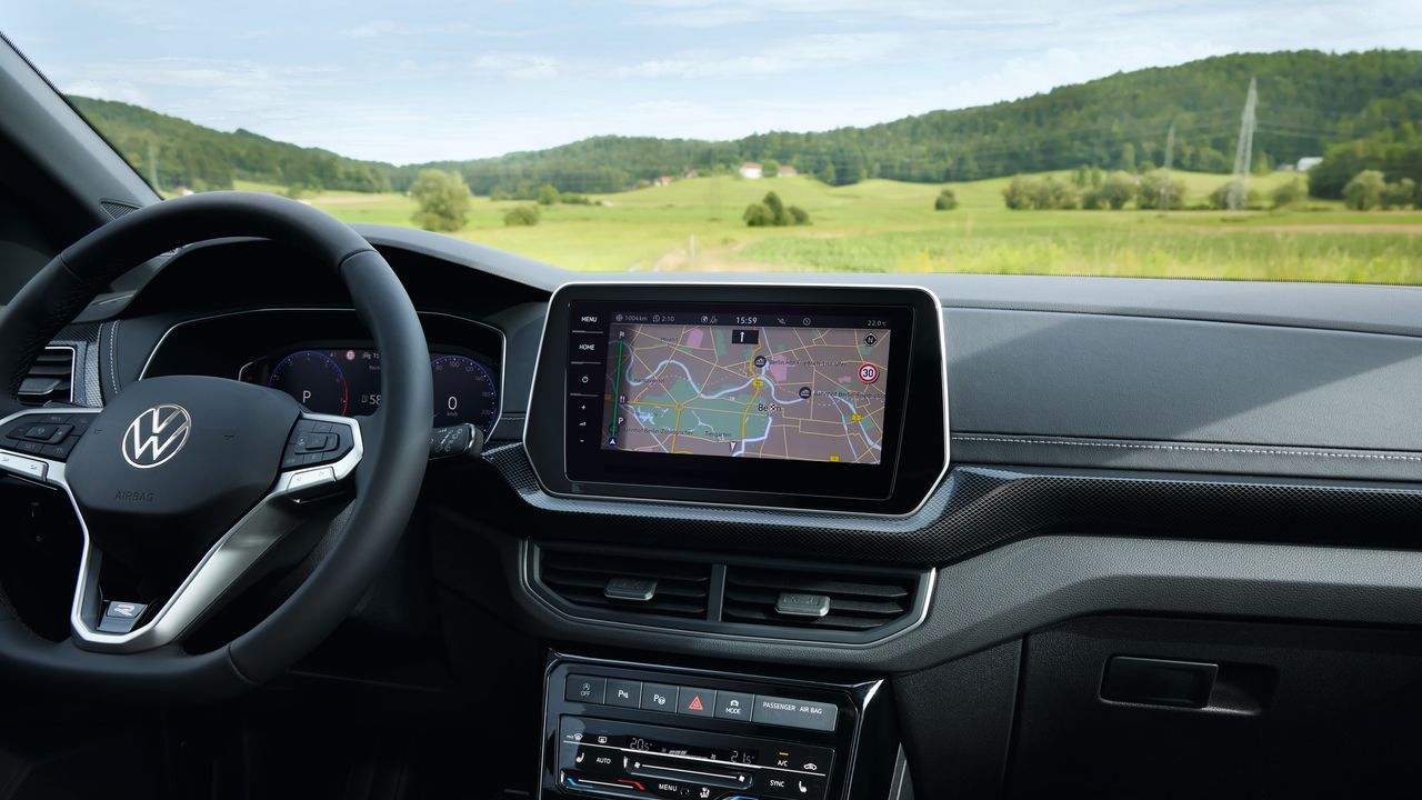 Blick auf das Radio und den Navigationsbildschirm.