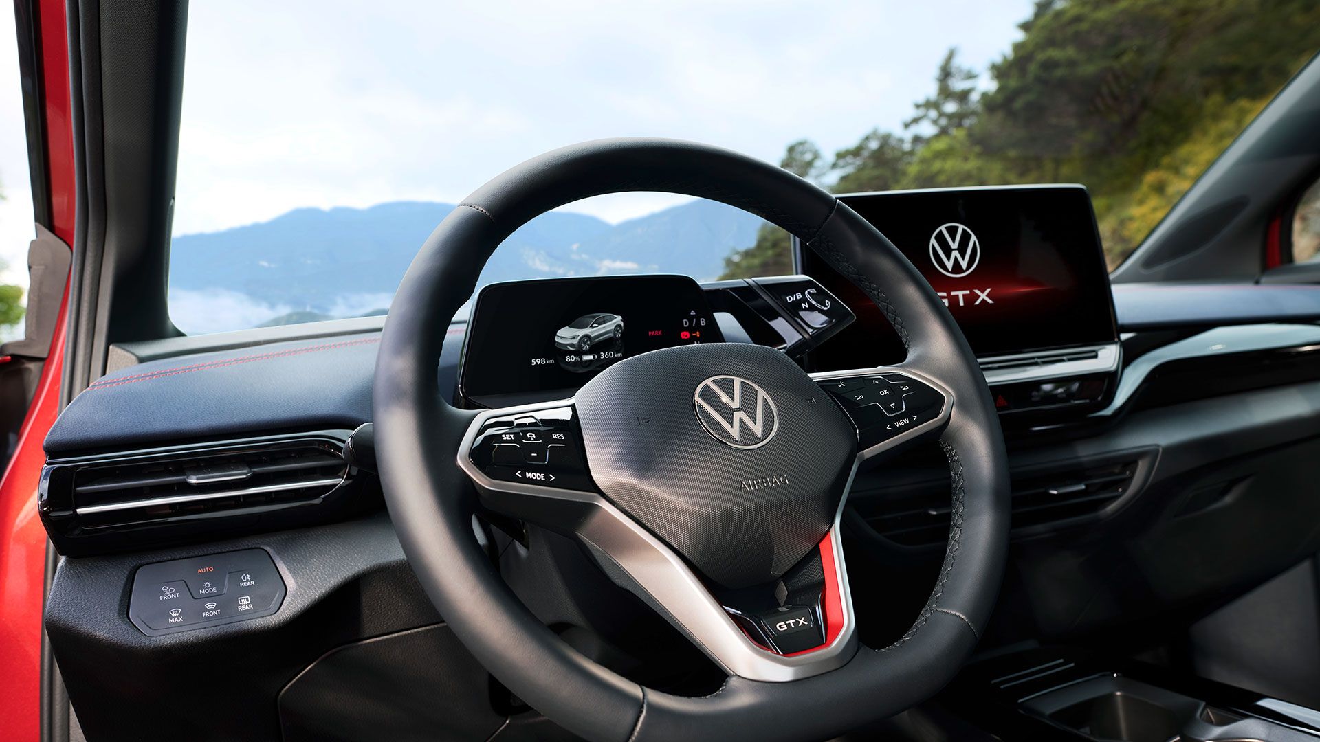Roter VW ID.5 GTX von innen. Blick auf Lenkrad, Armaturen und Display. Verbunden mit dem Sprachassistenten.
