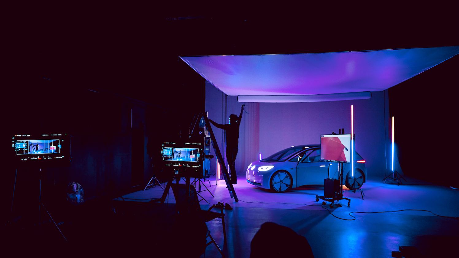 Ein Blick auf das Set zeigt Leo beim arbeiten auf einer Leiter.
