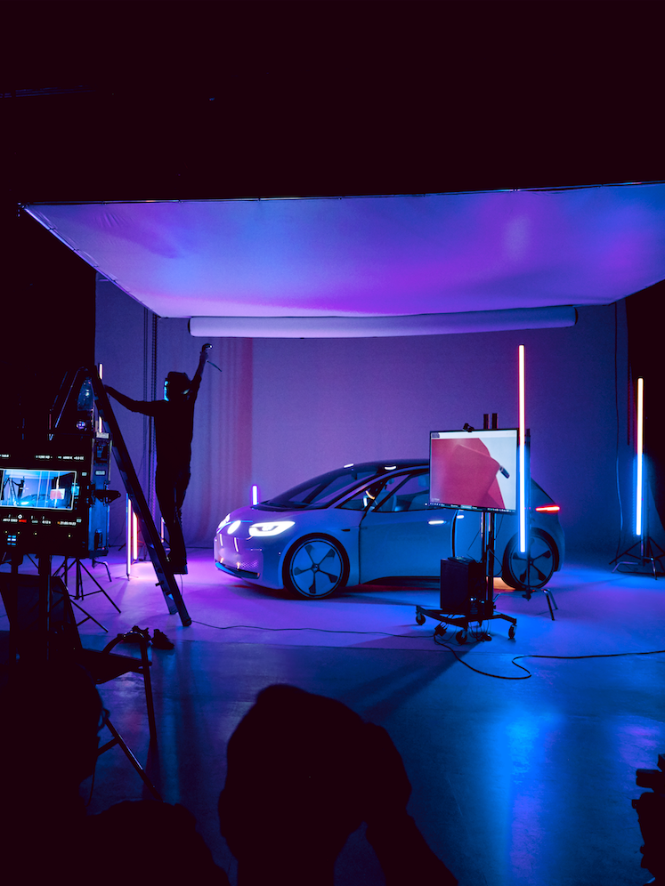 Ein Blick auf das Set zeigt Leo beim arbeiten auf einer Leiter.