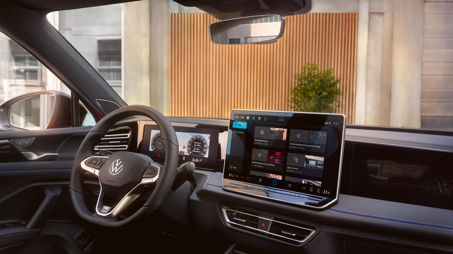 Innenansicht des VW Tiguan mit Blick auf das große Display.