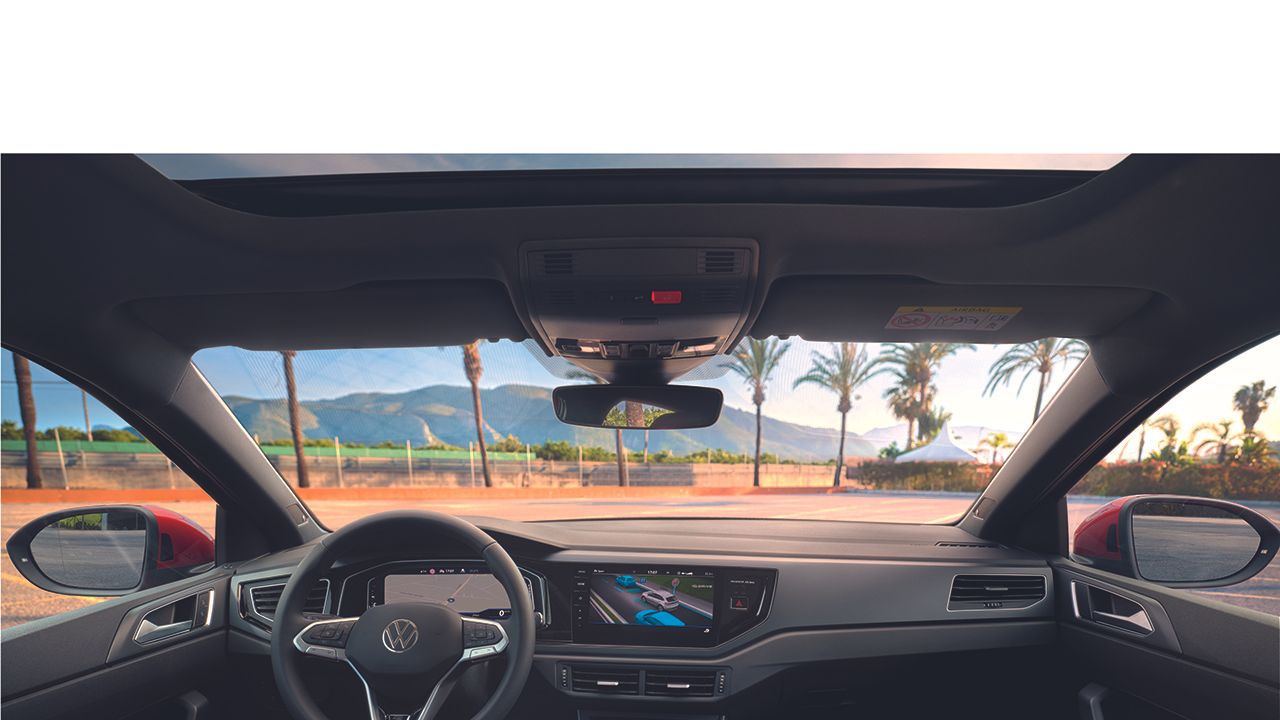 VW Taigo R-Line in Rot von oben seitlich sichtbar, optionales Panorama-Ausstell-/Schiebedach