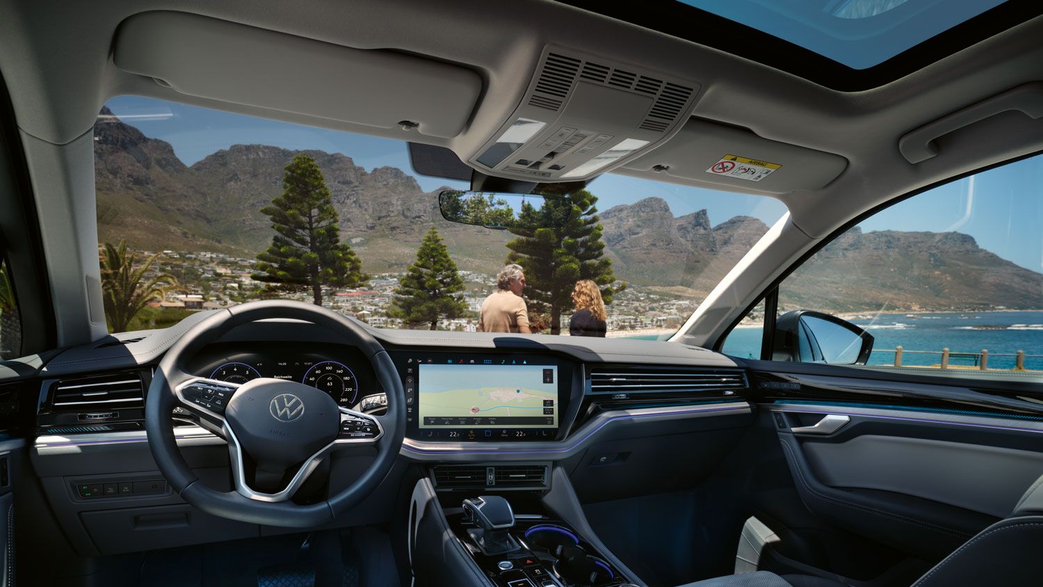 Blick auf das Navigationssystems des VW Touareg R-Line.