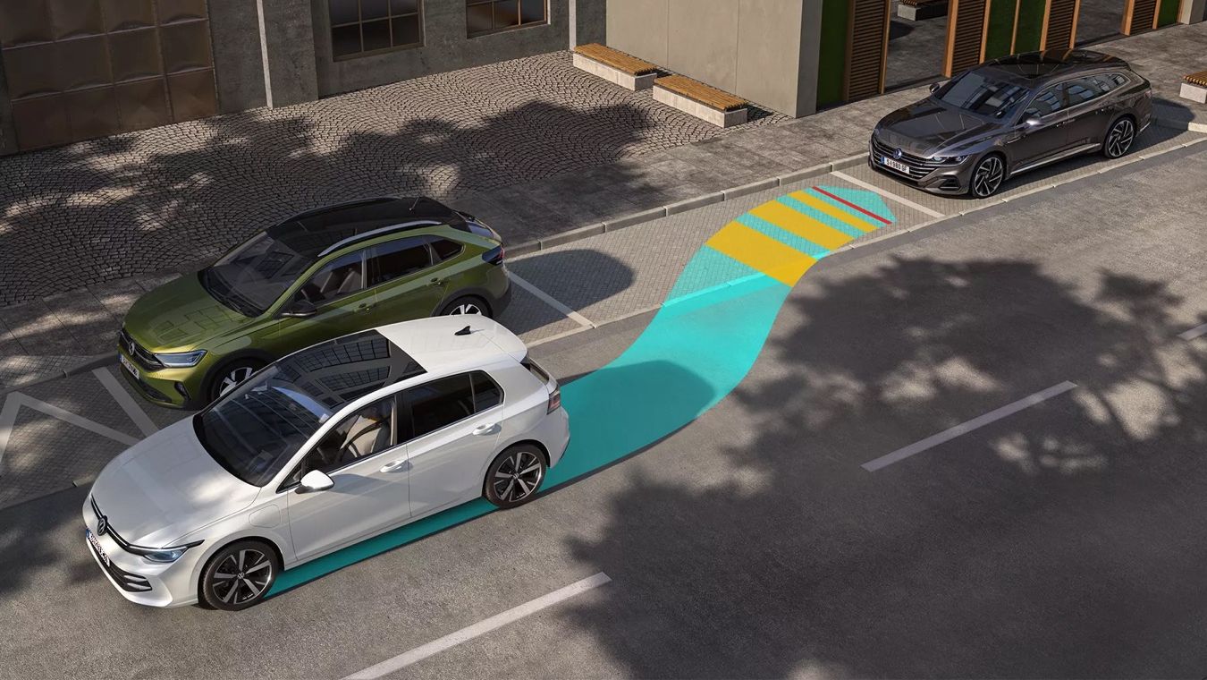 Ein weißer VW Golf nutzt den visuell sichtbar gemachten Park Assist Plus zum Einparken.