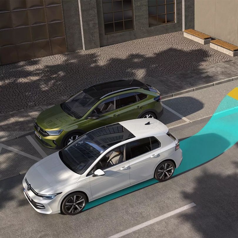 Ein weißer VW Golf nutzt den visuell sichtbar gemachten Park Assist Plus zum Einparken.