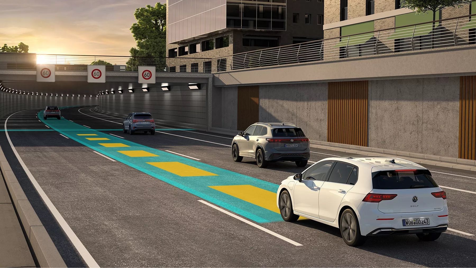 Weißer VW Golf bewegt sich im Straßenverkehr, dabei wird der optionale Travel Assist genutzt und im Bild schematisch dargestellt.