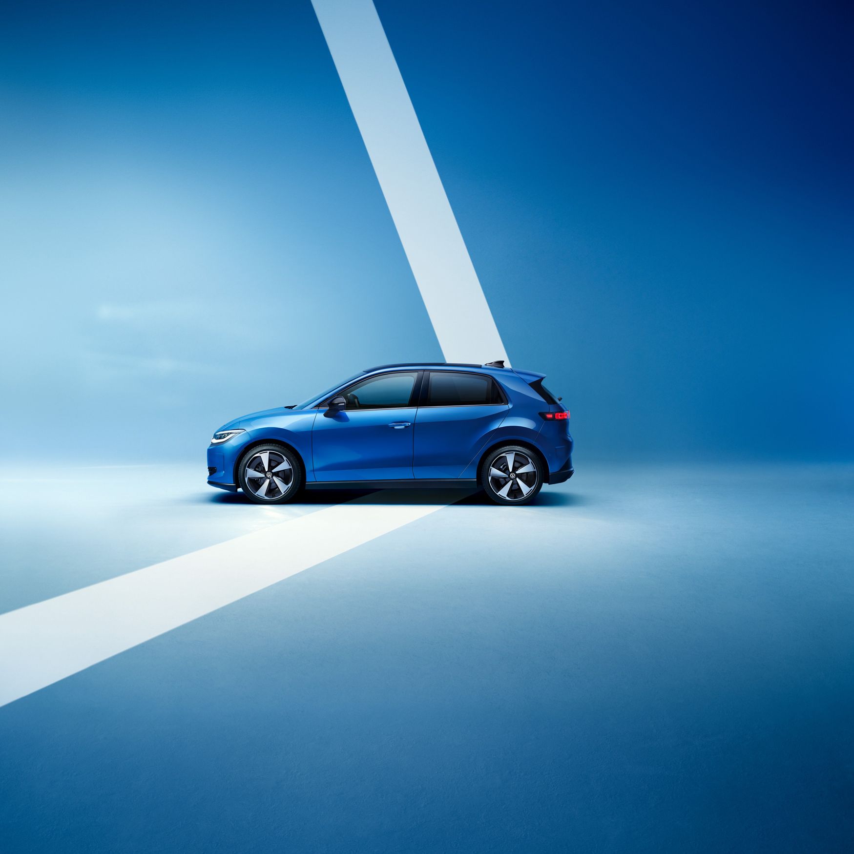 Seitenansicht eines blauen VW ID. Polo Style vor einem hellblauen Hintergrund.