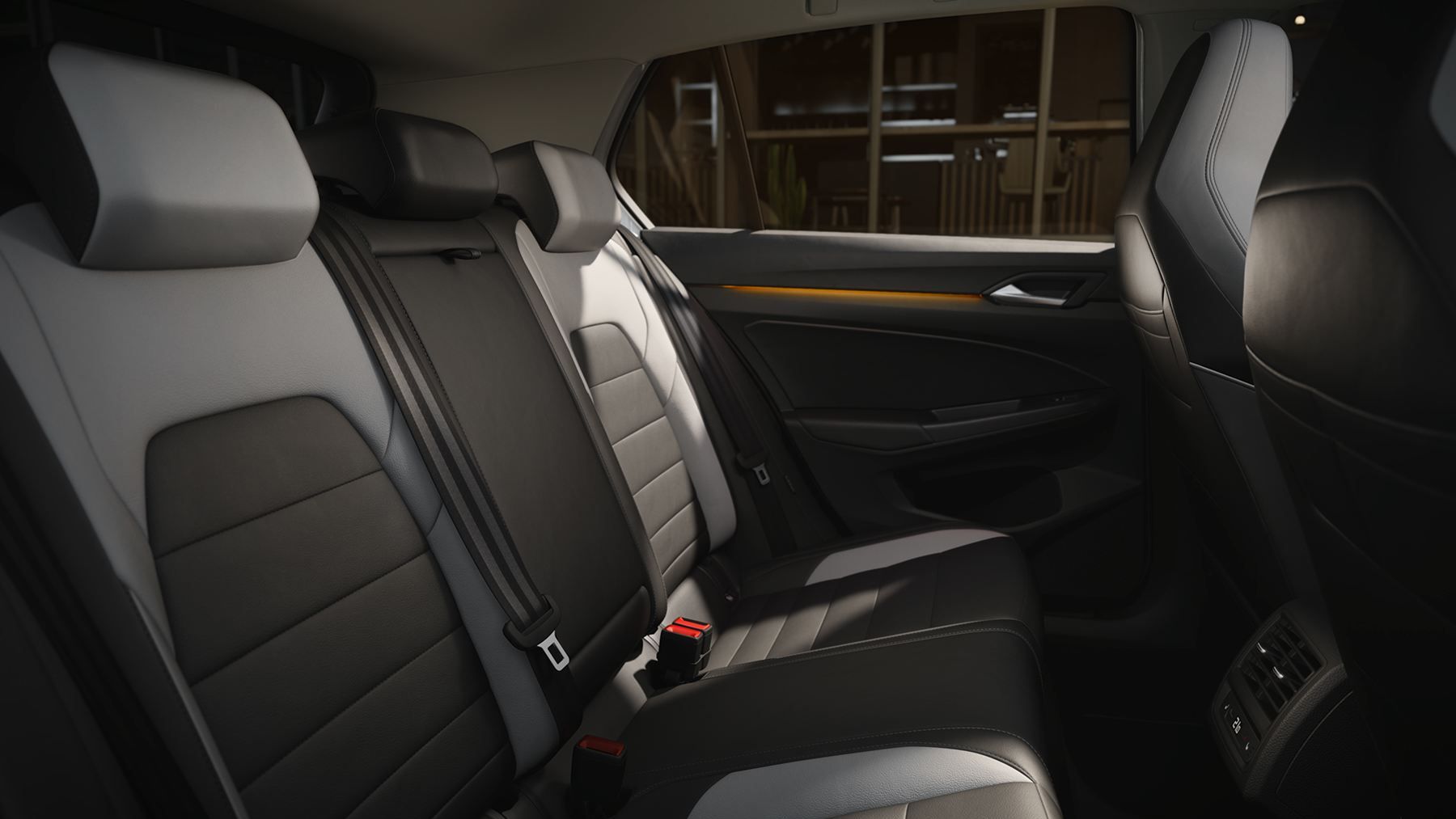 Innenansicht auf die Rückbank eines VW Golf.