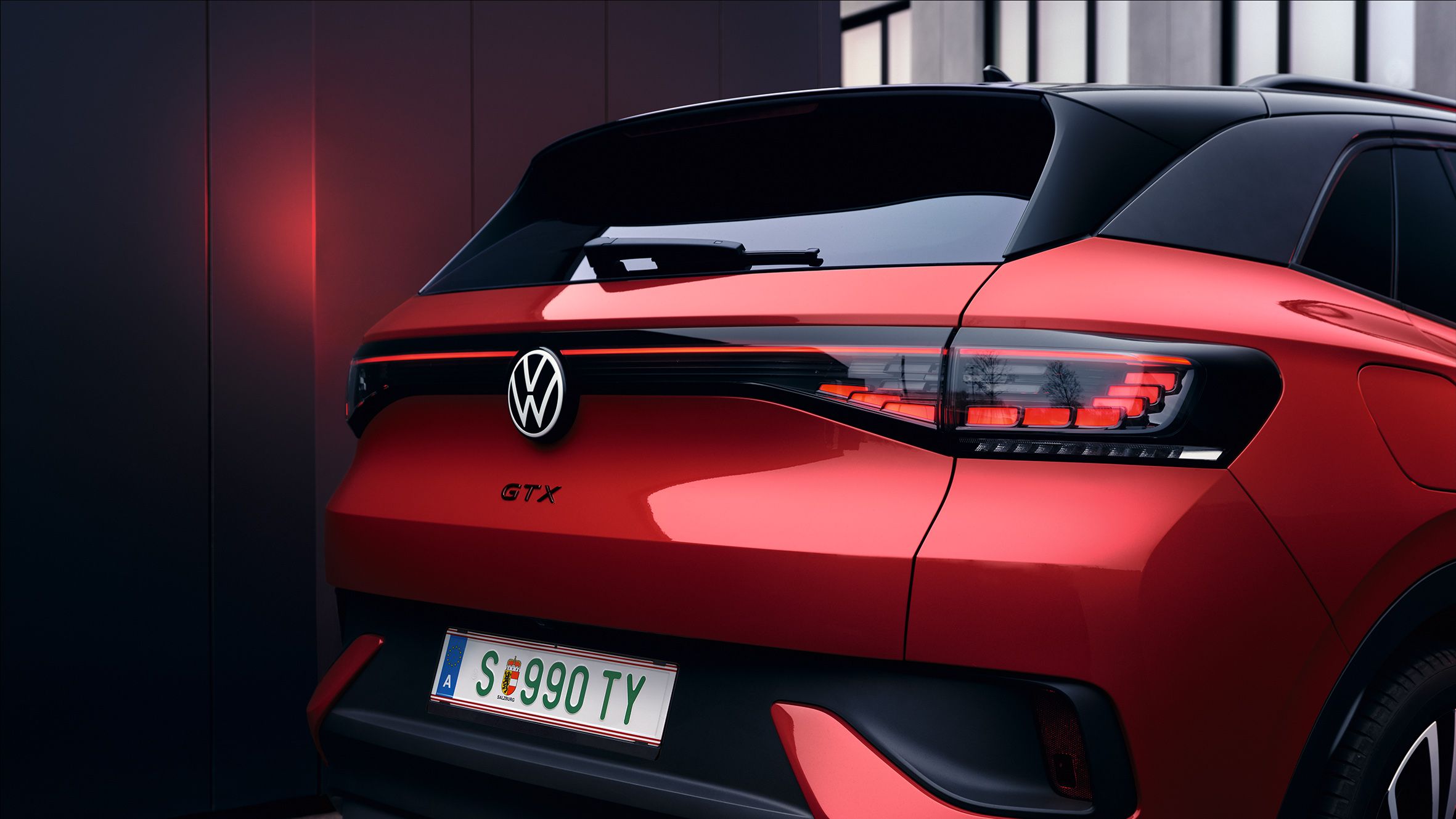 VW ID.4 GTX von in rot von hinten. Heckklappe geschlossen.