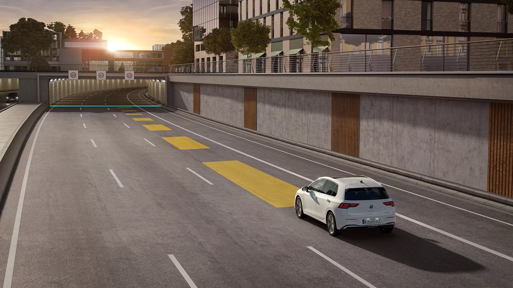 Weißer VW Golf bewegt sich im Straßenverkehr, dabei wird die automatische Distanzregelung ACC genutzt.