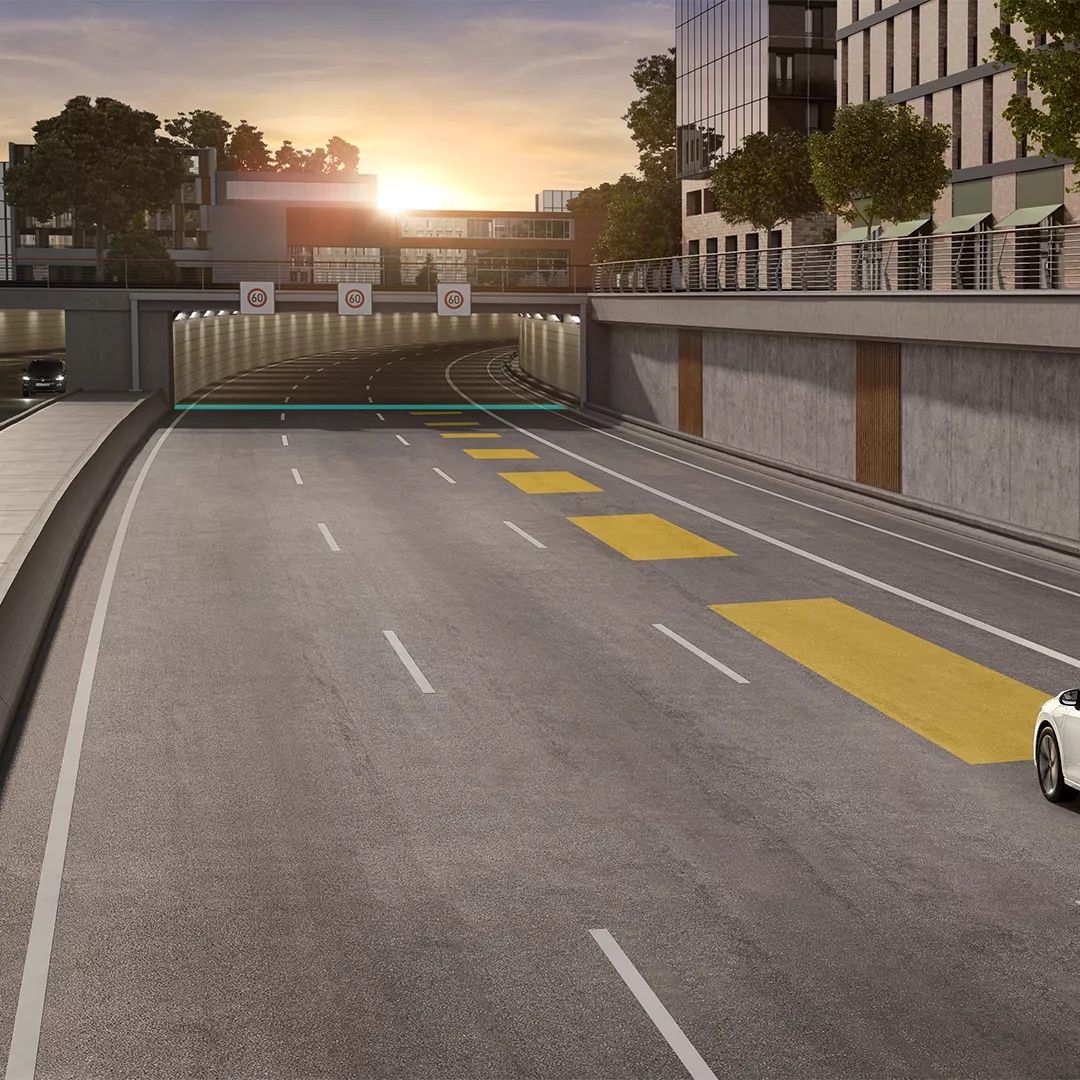 Weißer VW Golf bewegt sich im Straßenverkehr, dabei wird die automatische Distanzregelung ACC genutzt.