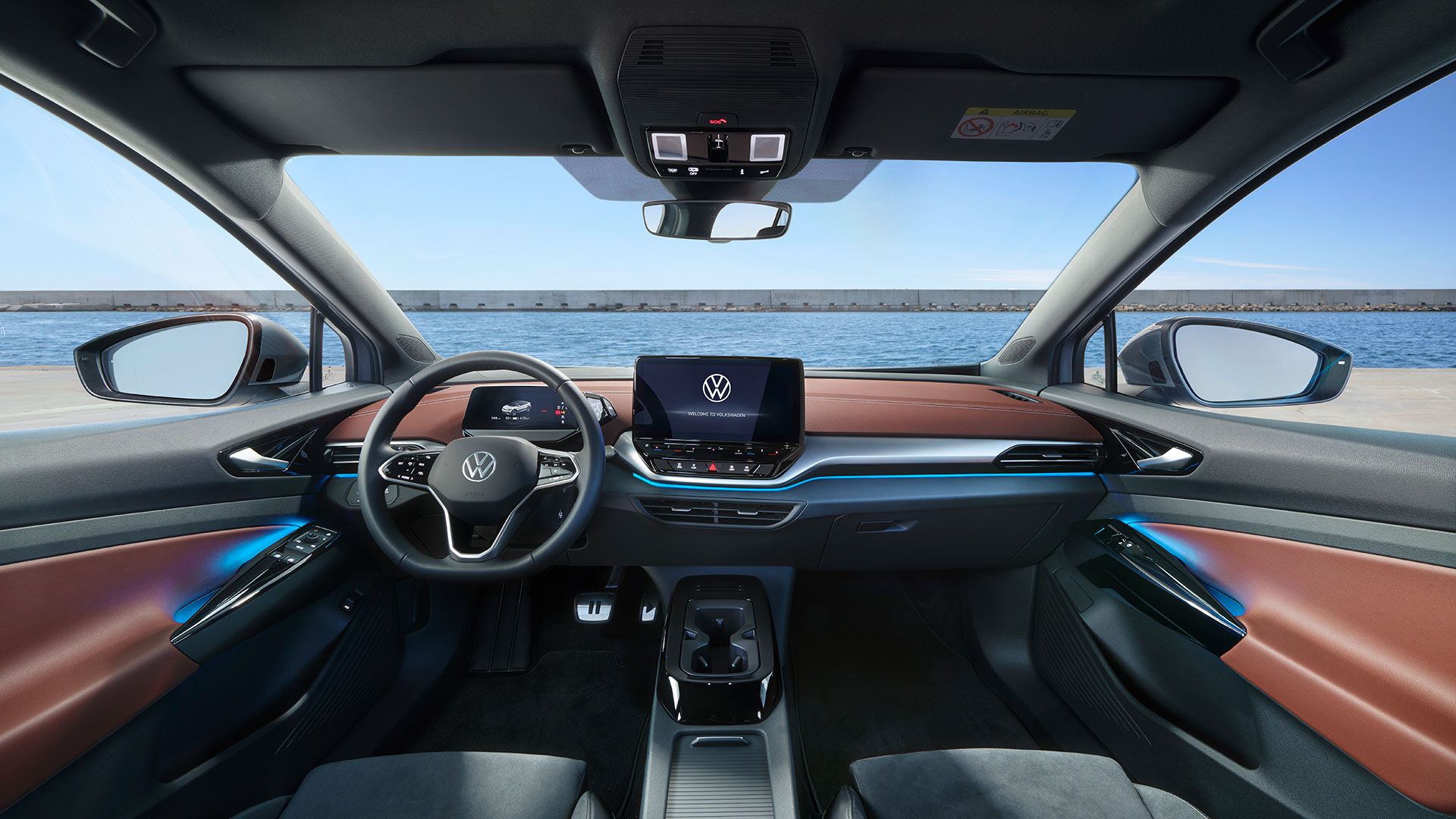 Innenansicht eines VW ID.5, Blick von hinten auf Vordersitze, Lenkrad und Instrumententafel