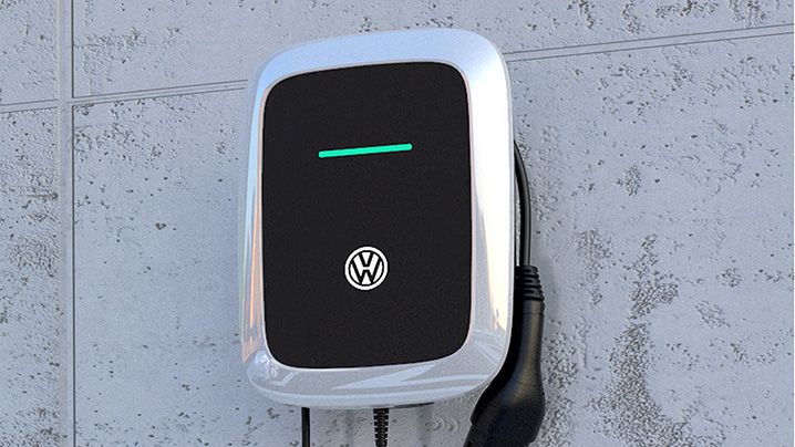 Elektrofahrzeug, das zuhause an einer Wallbox geladen wird