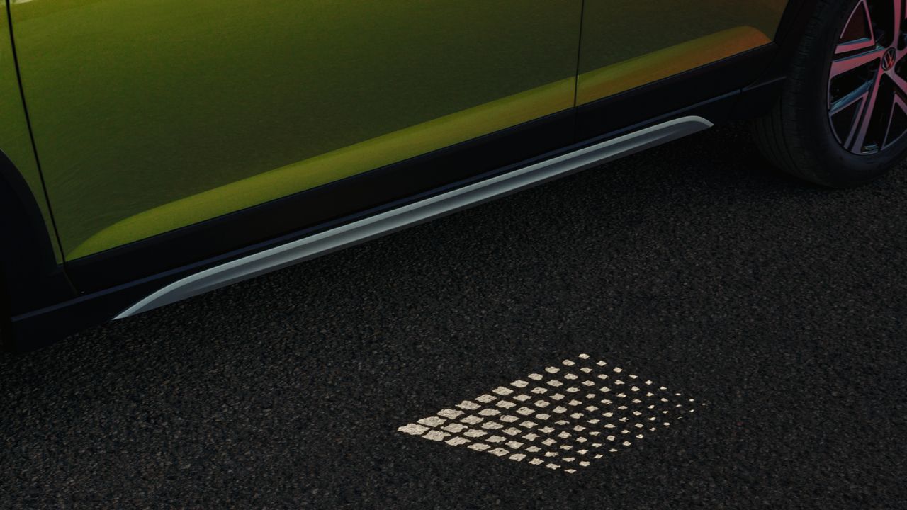 Lichtprojektion unter den Türen des VW Taigo