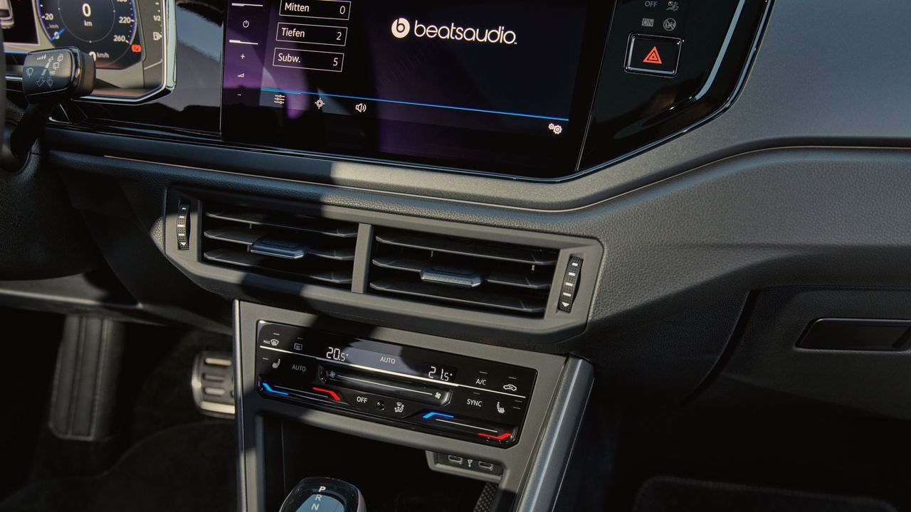 VW Taigo Interieur: Detailansicht der optionalen "Air Care Climatronic" Klimaanlage