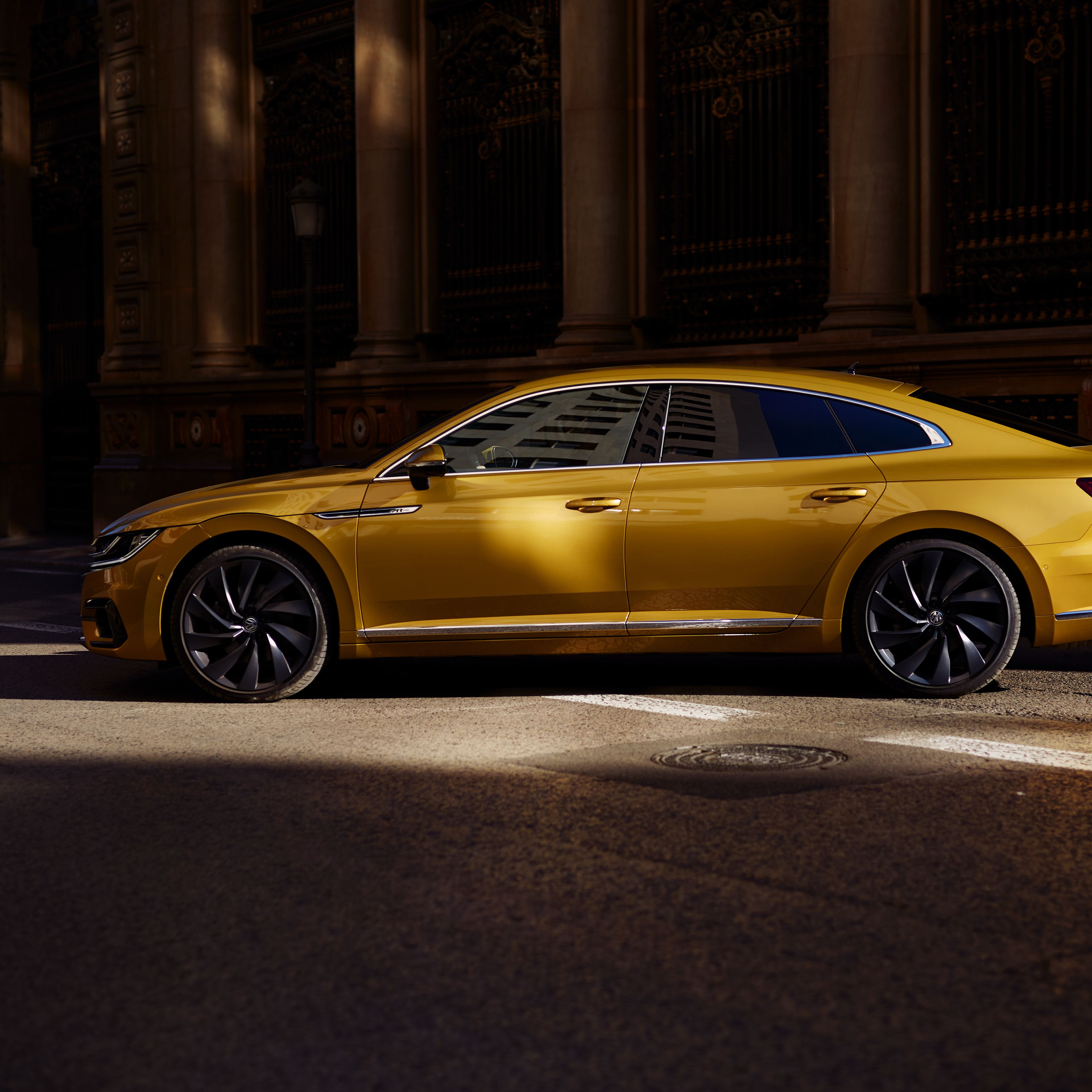 vw arteon gelb schatten seitenansicht profil