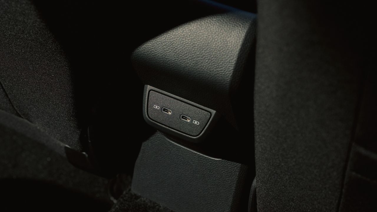 VW Taigo Interieur: Frau legt Smartphone in Ablagefach