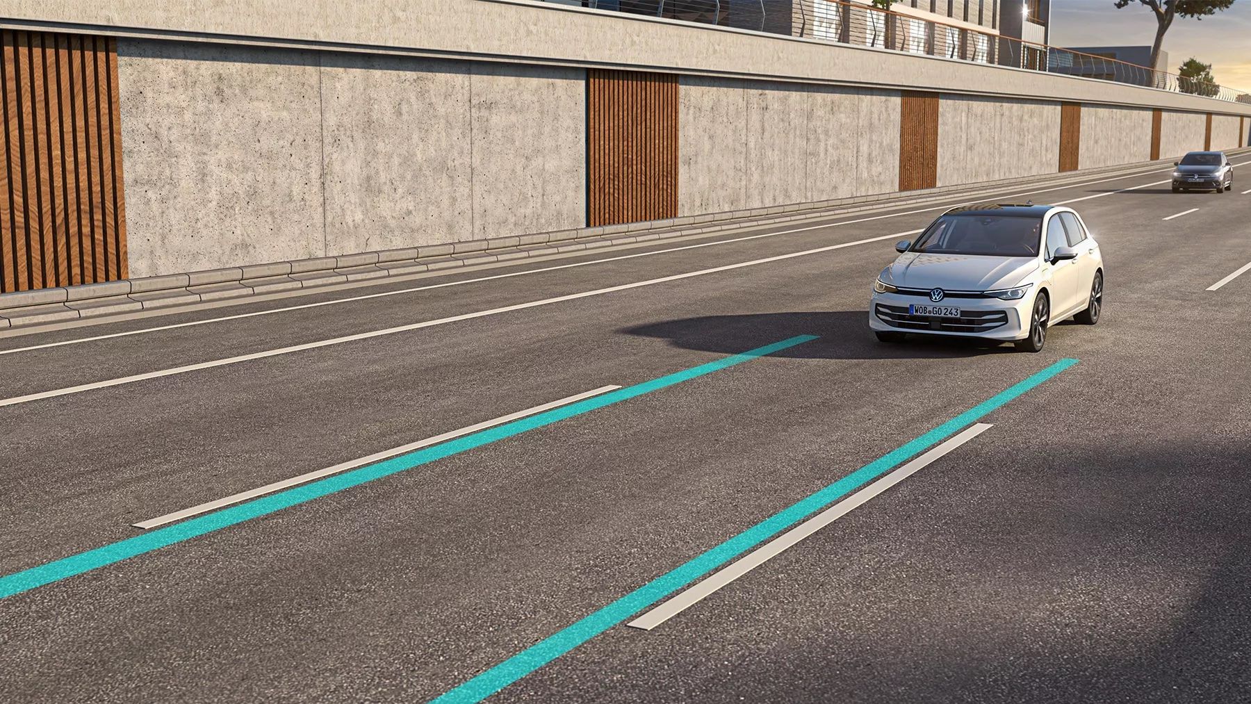 Ein weißer VW Golf nutzt den Lane Assist, um in der Spur zu bleiben.