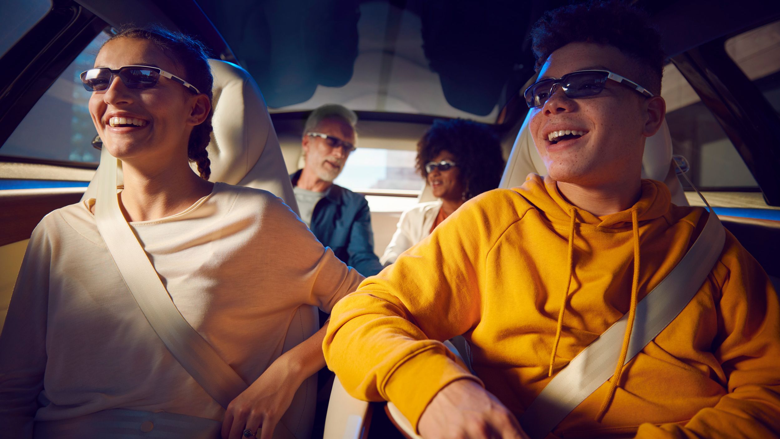 Passagiere mit Mixed-Reality-Brillen im ID. Vizzion