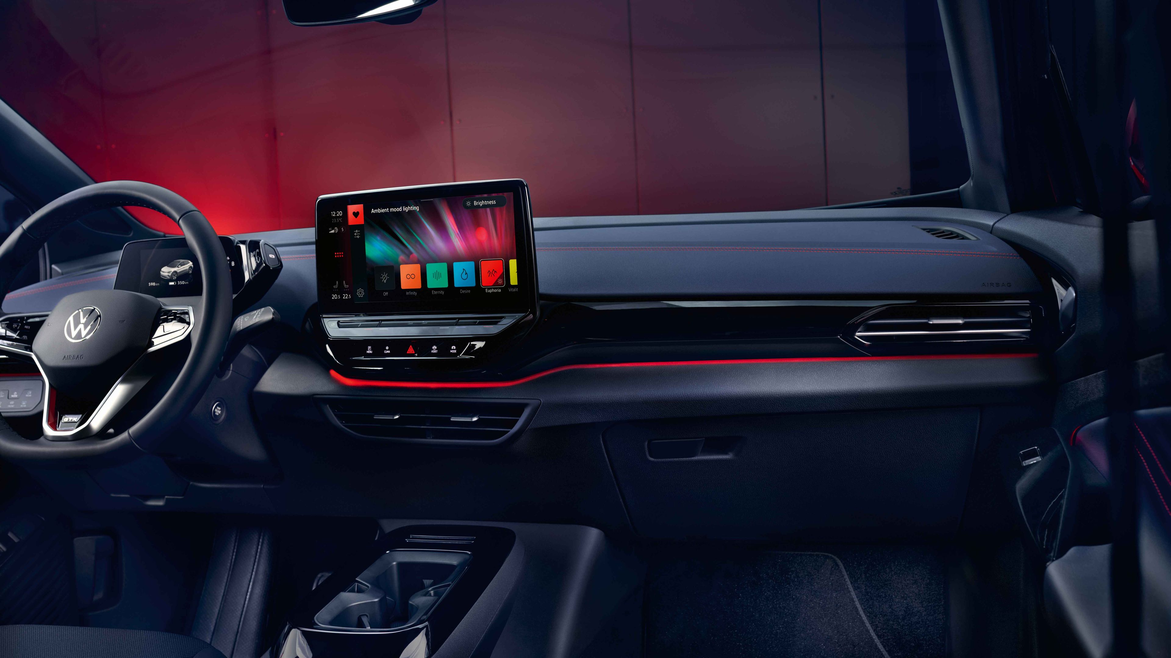 VW ID.4 GTX Innenaufnahme des Lenkrads und des Infotainmentsystems mit Einstellungen des Ambientelichts.