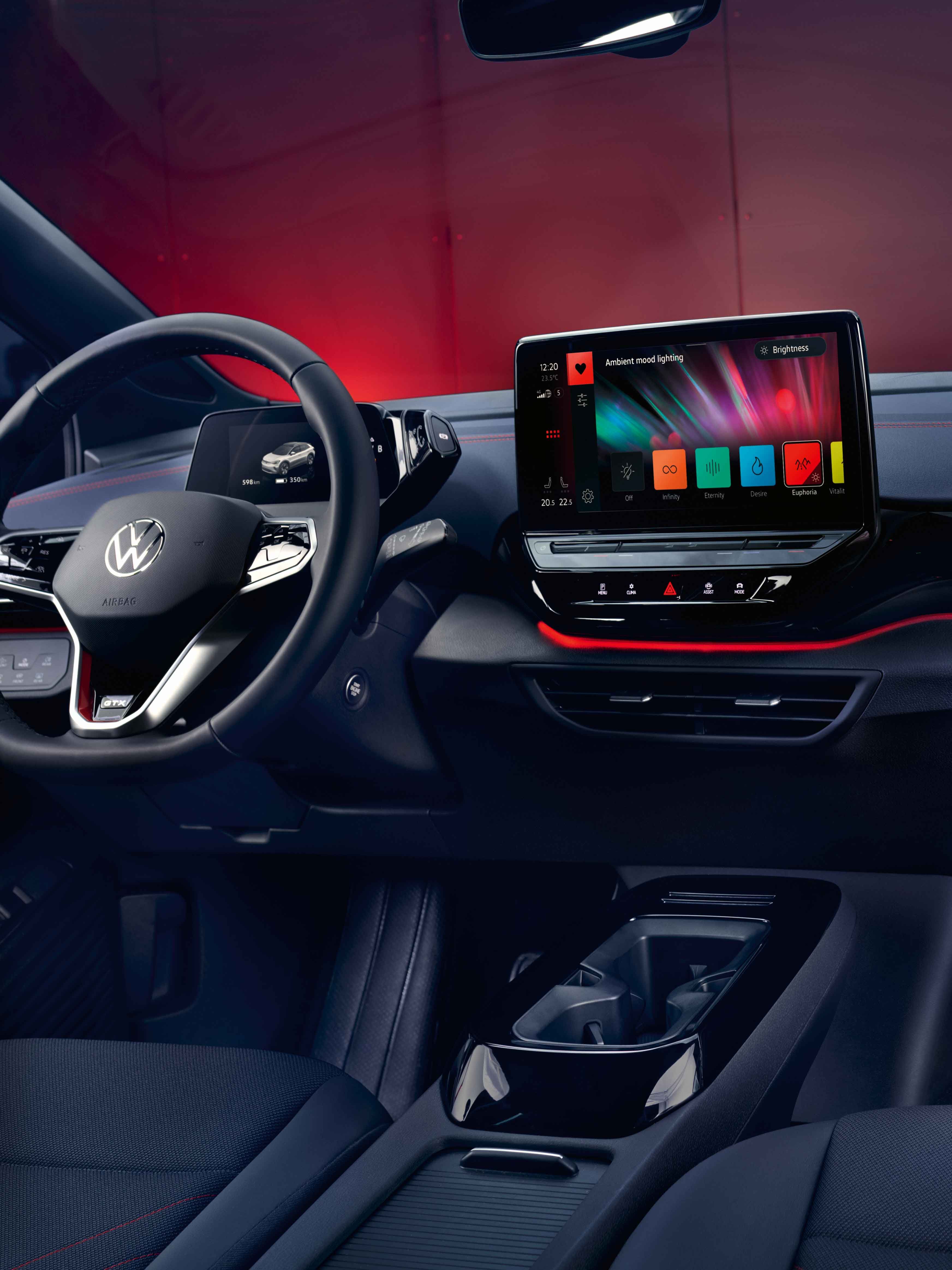 VW ID.4 GTX Innenaufnahme des Lenkrads und des Infotainmentsystems mit Einstellungen des Ambientelichts.
