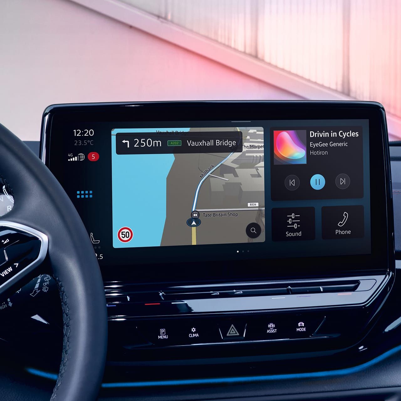 VW ID.4 GTX Interieur, Detailansicht des Infotainment-Systems, Musik und Navigation werden angezeigt